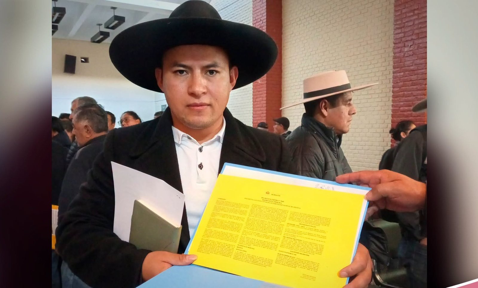 ALCALDE DE CARAPARÍ JUNTO DELEGSCIONES Y DIREJENTES Y EL EJECUTIVO DE DESARROLLO RECIBE DE MANERA OFICIAL EL DECRETO QUE DECLARA PRIORIDAD NACIONAL AL TÚNEL DEL AGUARAGÜE